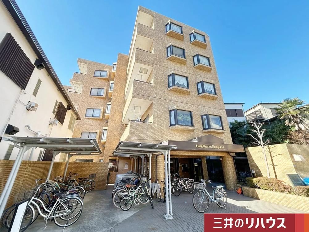 2LDK Apartment in Yotsugi - Photo 1