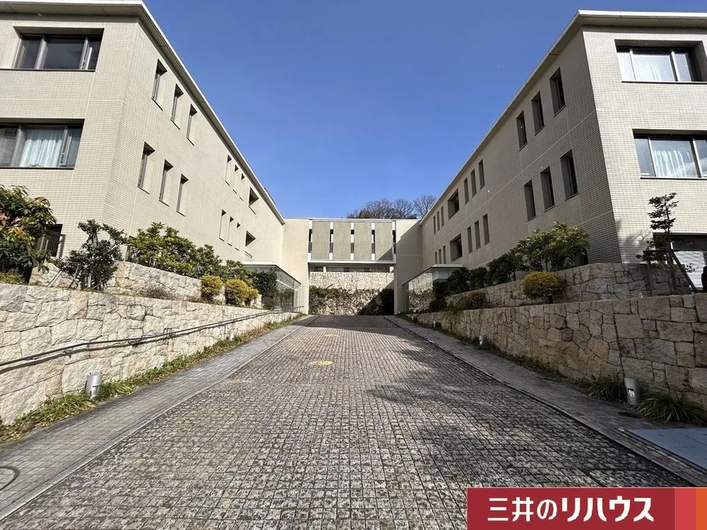 3LDK apartment in Nishinomiya, Hyogo - Photo 1
