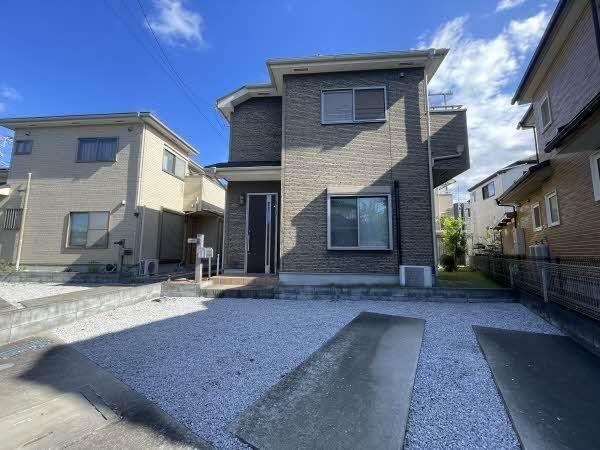 Spacious 4LDK Home in Koizumi, Near Kitakami Ageo Station - Photo 1
