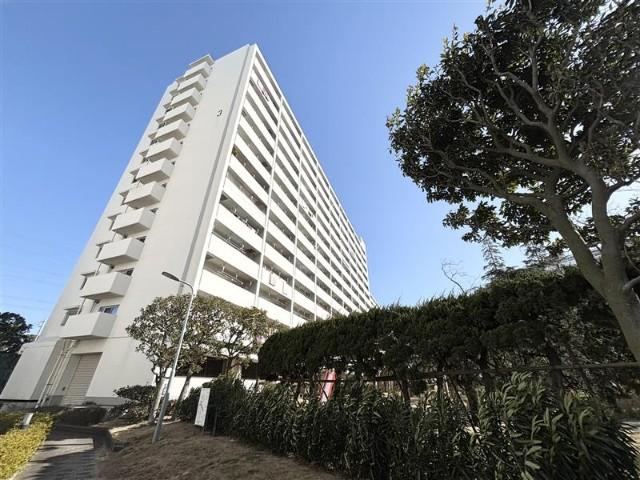 Large 3LDK Apartment in Minamikasai - Photo 1