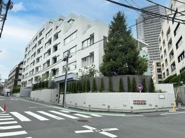 3LDK+S apartment in Shibuya Ward, Tokyo - Photo 1
