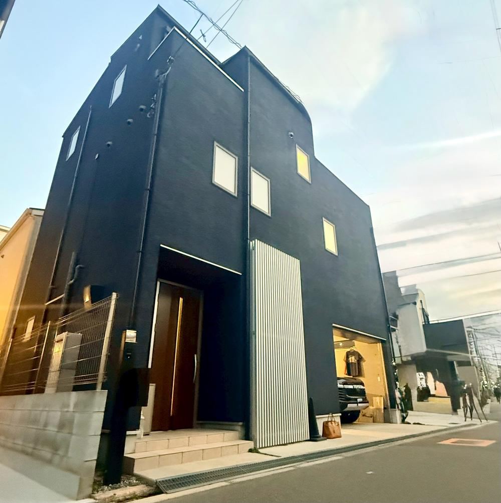 Luxurious 4LDK Detached House in Tenkachaya, Osaka - Photo 1