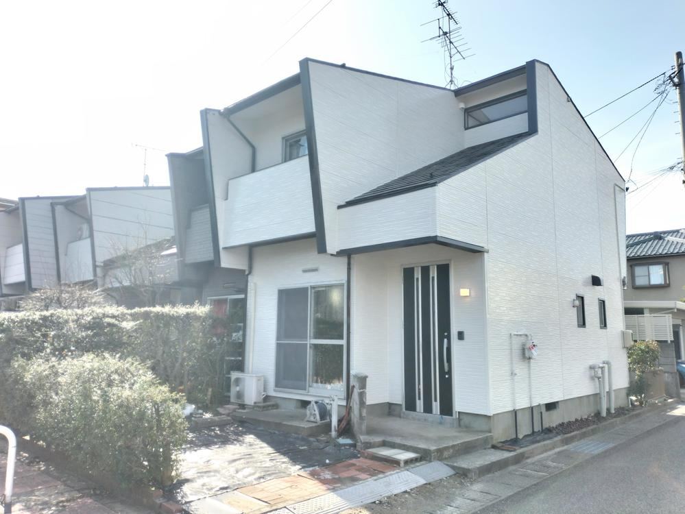 Renovated 2LDK Home with Quiet Surroundings - Photo 1