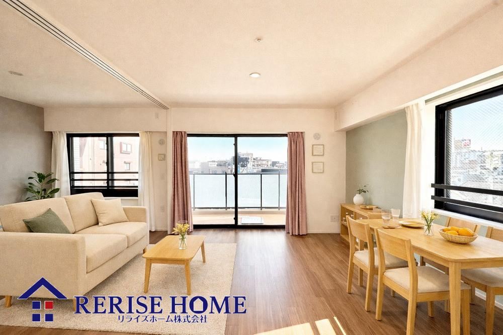 Bright 3LDK Corner Apartment with Partial Renovation - Photo 1