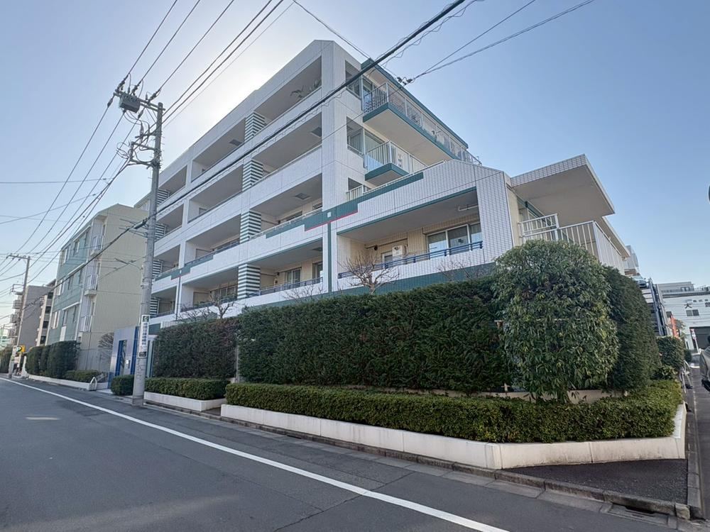 Spacious 2LDK Apartment with High Ceilings in Nishimakomo - Photo 1