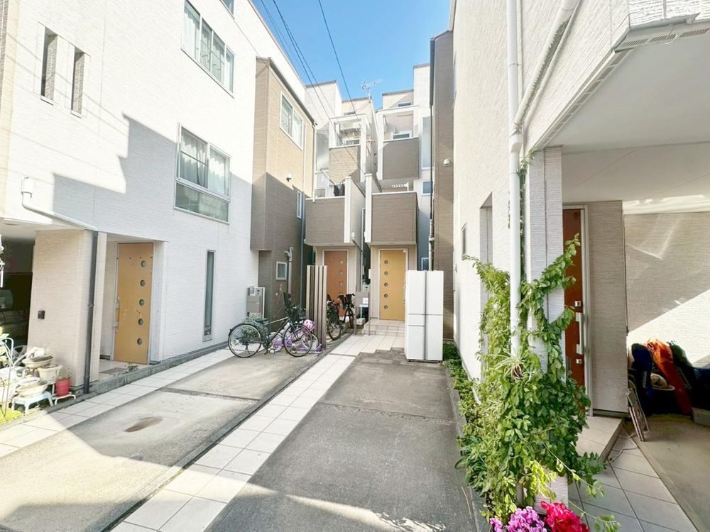 Ideal Living Near Yamanote Line in Higashi-Nippori - Photo 1