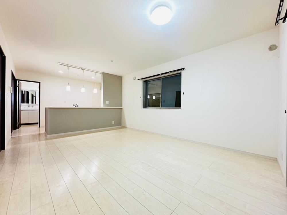 Spacious 4LDK with Parking in Tsurumi - Photo 1