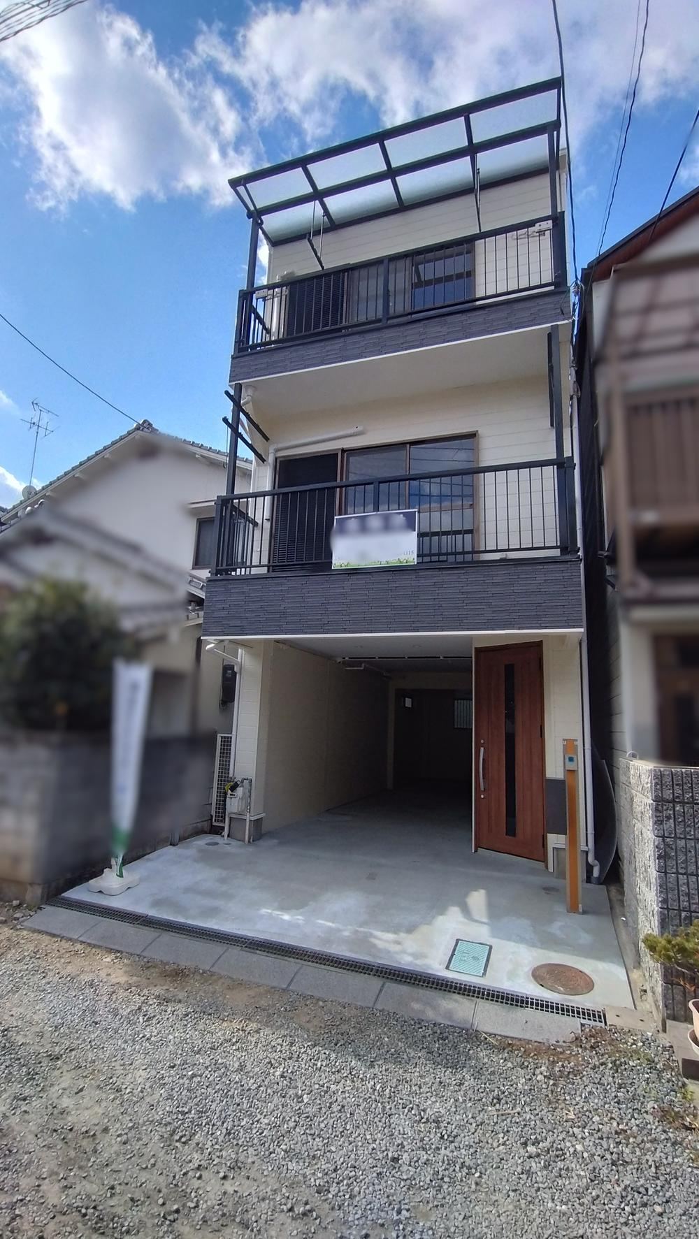 Renovated 4LDK Home with Built-In Garage in Higashinanwa - Photo 1