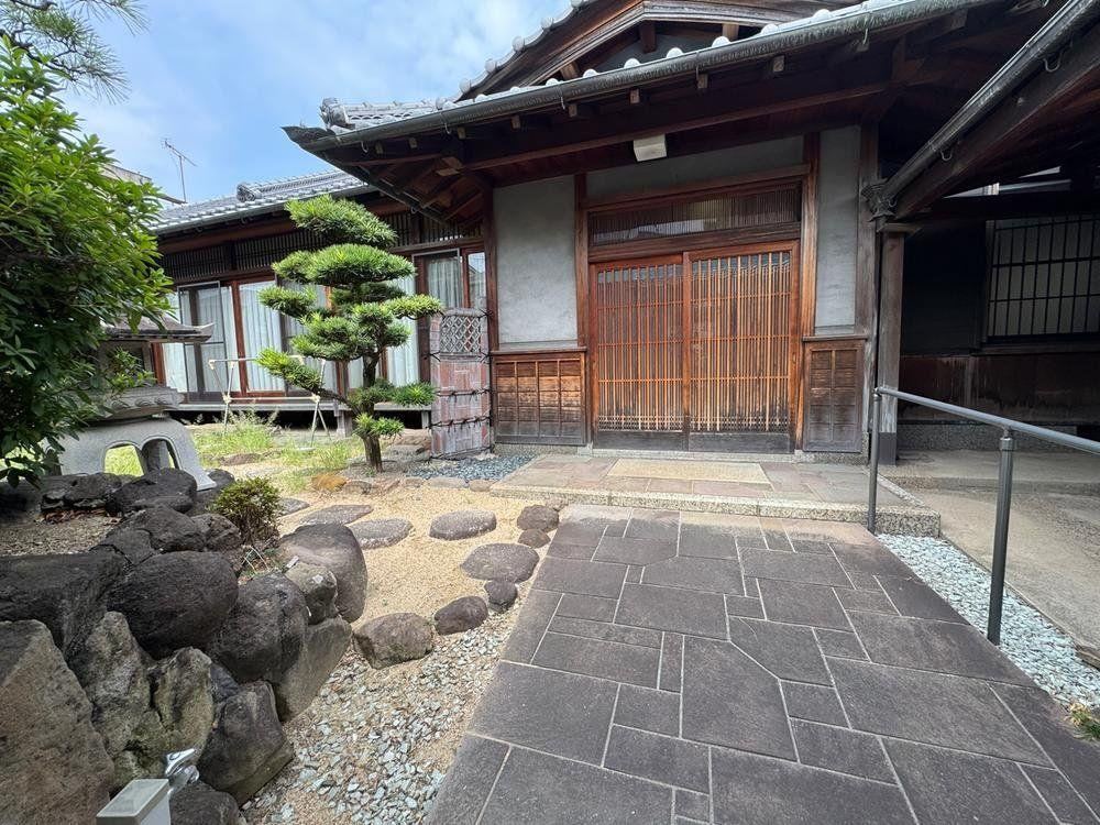 Spacious 6DK House on a Corner Lot - Photo 1