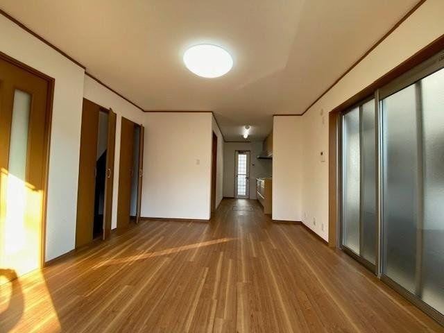 5LDK Home with Renovation and Ample Parking - Photo 1