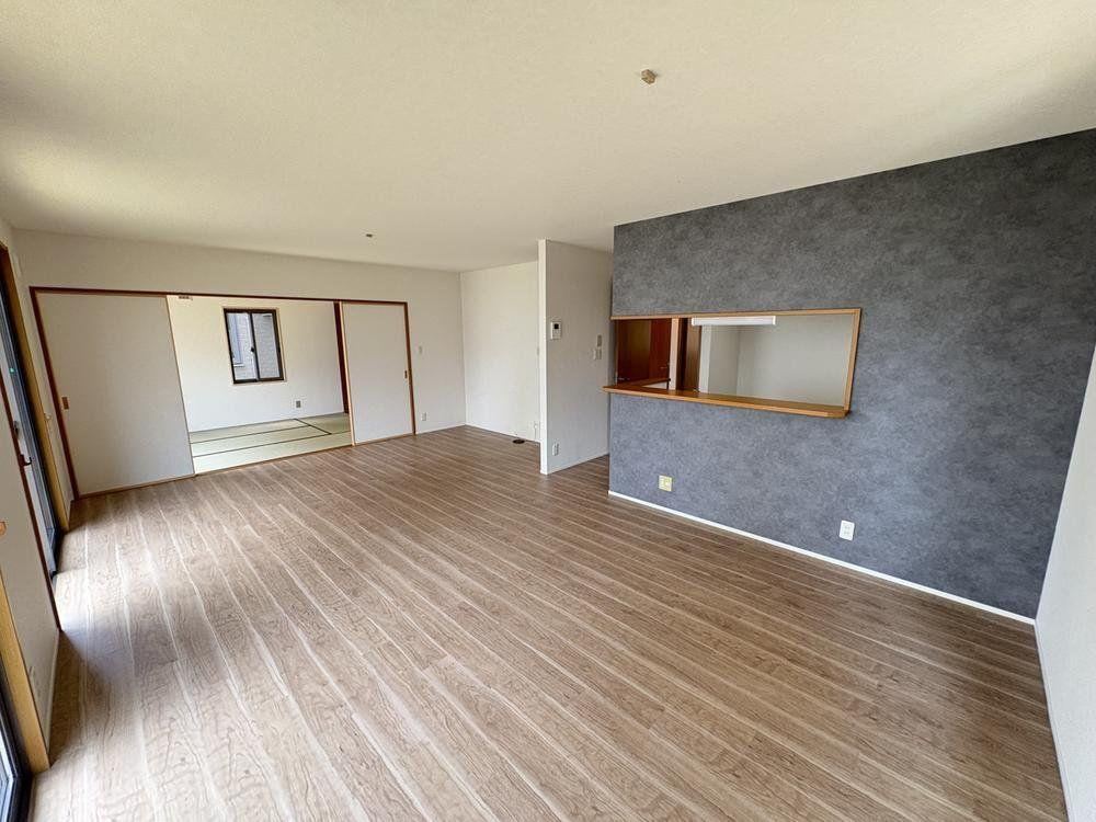 Renovated 4LDK House with Spacious Living Area - Photo 1