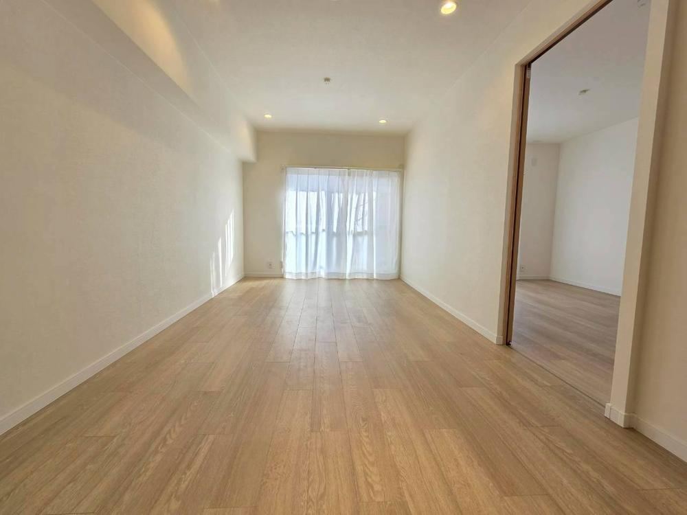 Bright 1LDK Apartment with Spacious Living Room - Photo 1