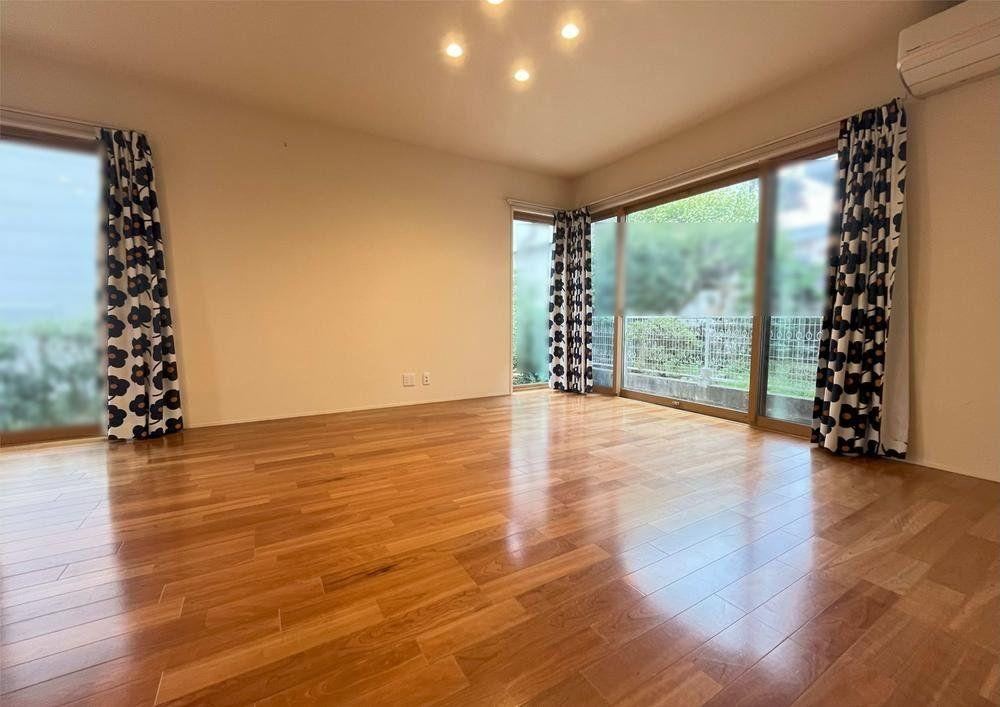 Eco-Friendly 3LDK Home with Solar Power in Kumatori - Photo 1