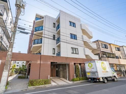 Contemporary 2LDK Apartment with Rooftop Terrace - Photo 1