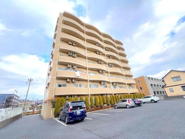 South-Facing 3LDK Apartment in Matsuki - Photo 1