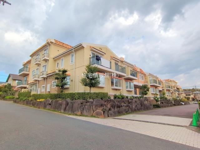 Spacious 3LDK Apartment with Terrace in Yukarigaoka - Photo 1