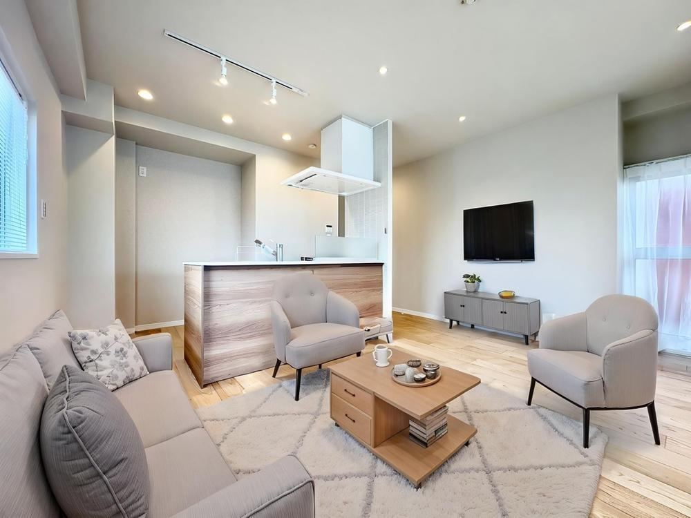 Top-Floor 2LDK Apartment Near Hasune Station - Photo 1