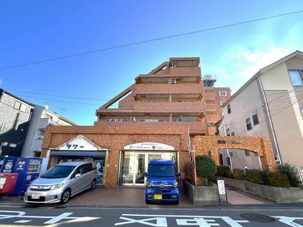 Bright 3LDK Apartment with Southwest Balcony - Photo 1