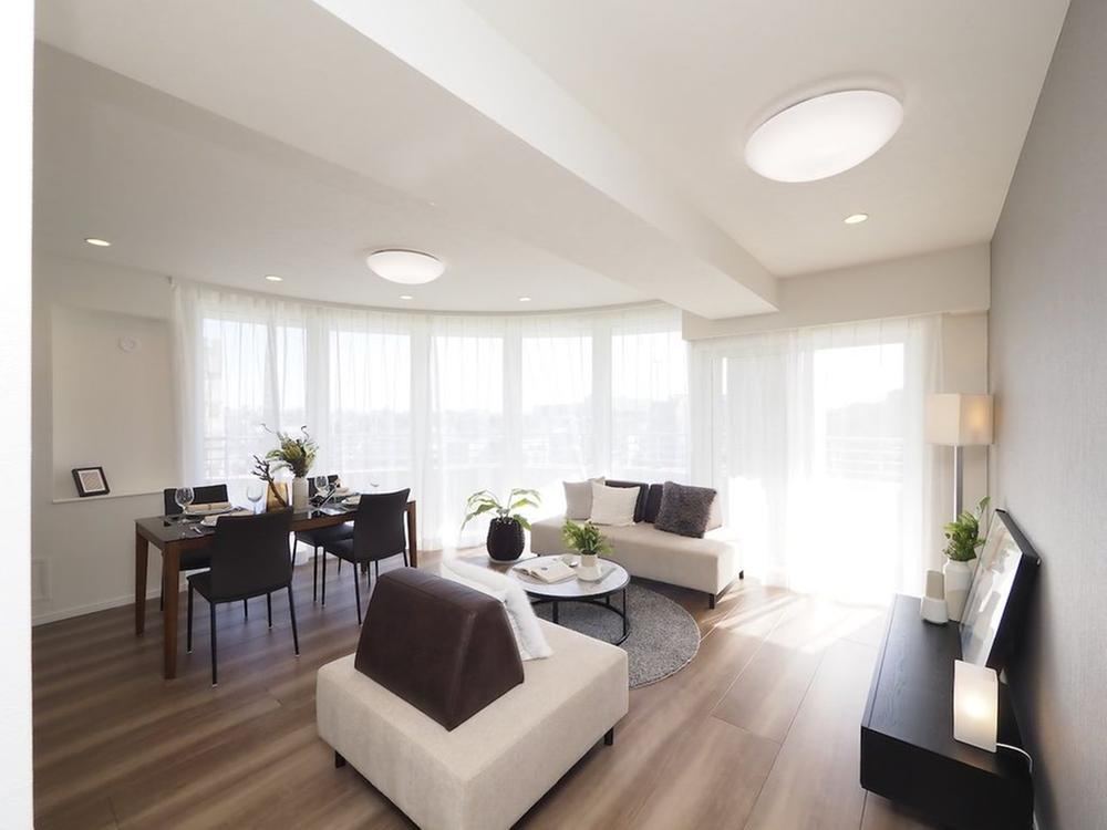 Bright 3LDK with Ample Storage and Great Sunlight - Photo 1