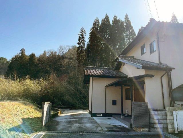 Well-Maintained 5LDK Home in Yahata - Photo 1