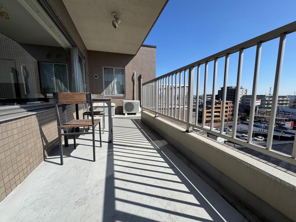 Bright 3LDK Apartment with Wide Terrace in Fujigaoka - Photo 1