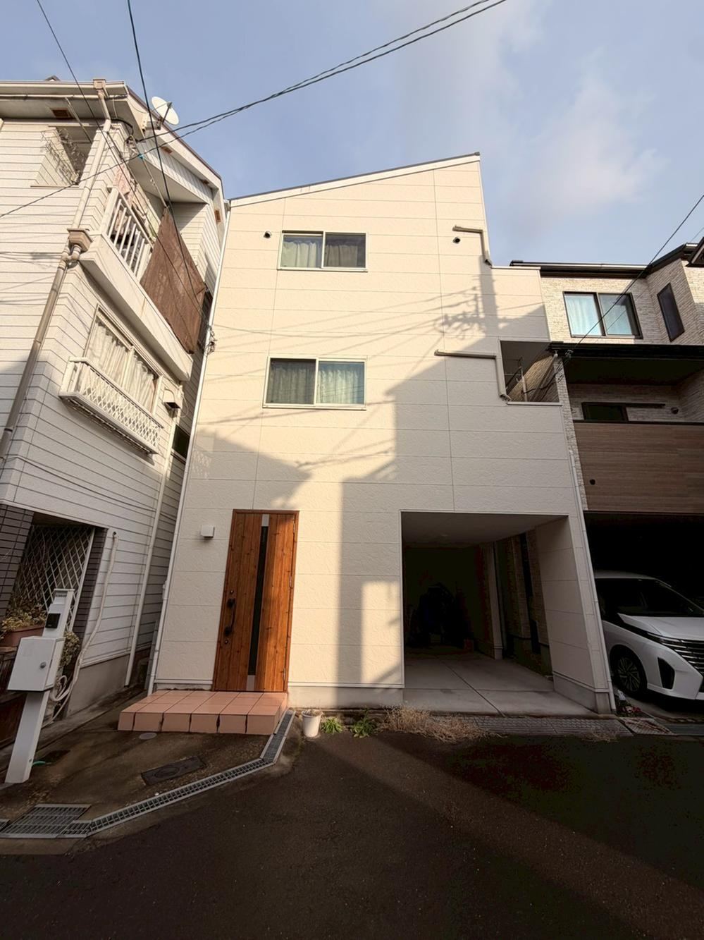 Charming 3LDK in Family-Friendly Area of Tsurumi - Photo 1