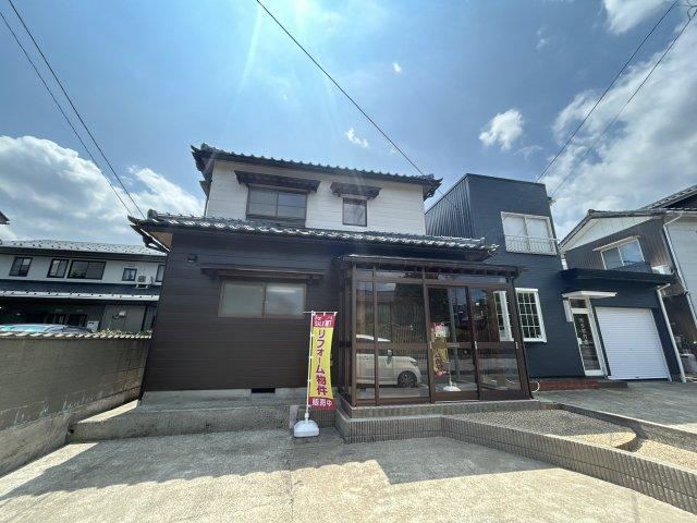 Spacious 4LDK House with Large Living Room - Photo 1