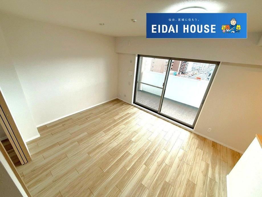 Sunlit 3LDK Apartment with Modern Features - Photo 1