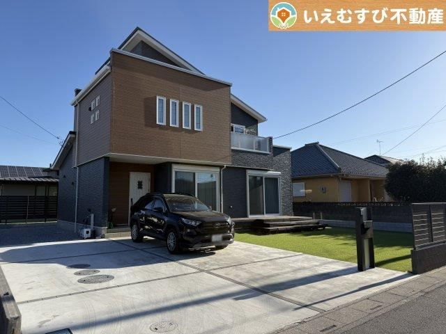 Stylish 4SLDK House with Ample Storage - Photo 1