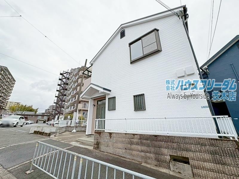 Renovated 3LDK House with Attic Storage in Suita - Photo 1
