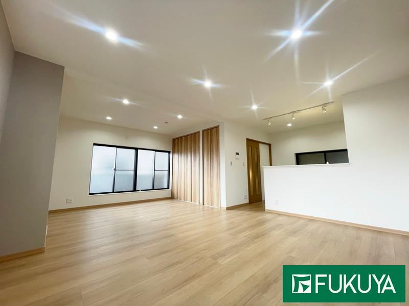 Renovated 3LDK House with Parking in Hirakata - Photo 1