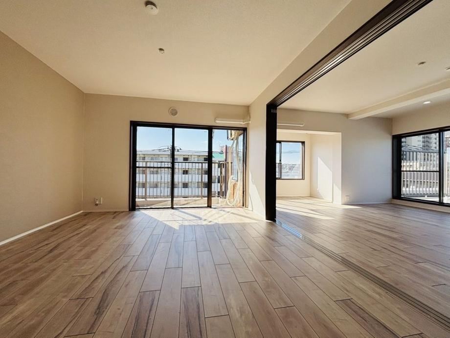 Spacious 3LDK Apartment with Scenic Views - Photo 1