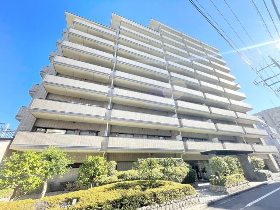 Bright 2LDK Apartment in Higashi-Tabata - Photo 1