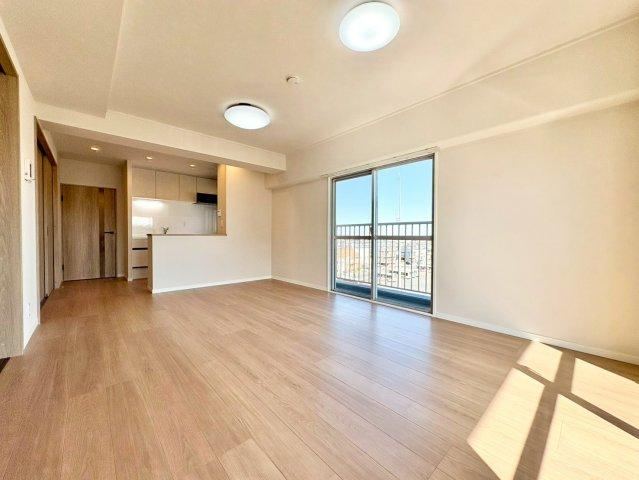 Bright 3LDK Corner Apartment in Koshigaya - Photo 1