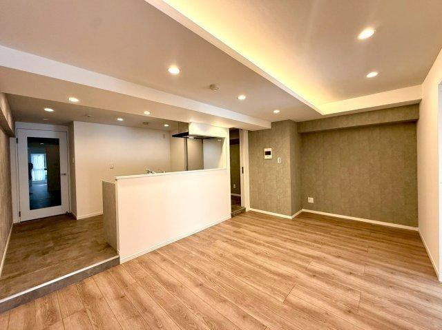 Secure 2LDK Apartment with Auto-Lock in Naka Ward, Yokohama - Photo 1