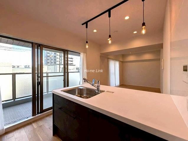 Charming 3LDK Apartment with Spacious Balcony - Photo 1