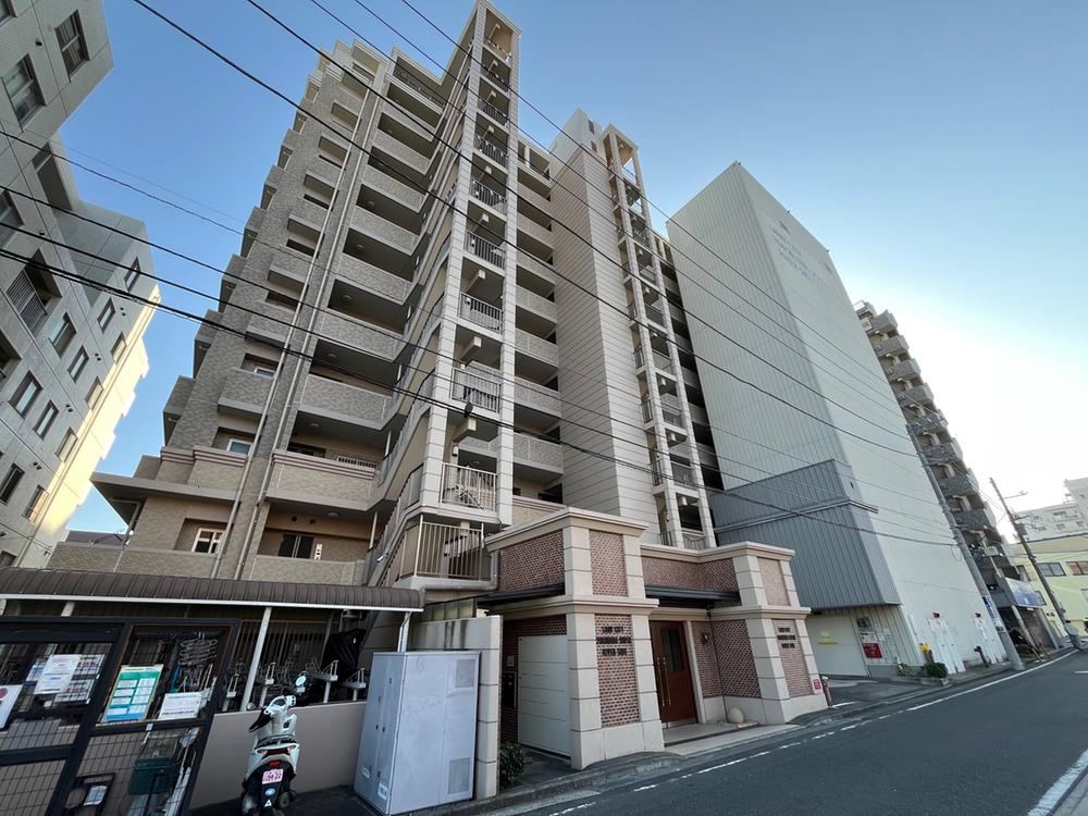 Spacious 3LDK Apartment with Private Garden - Photo 1