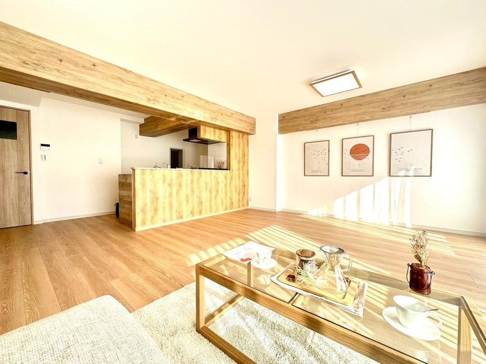 Stylish 2LDK Apartment with Natural Materials in Hiratsuka - Photo 1