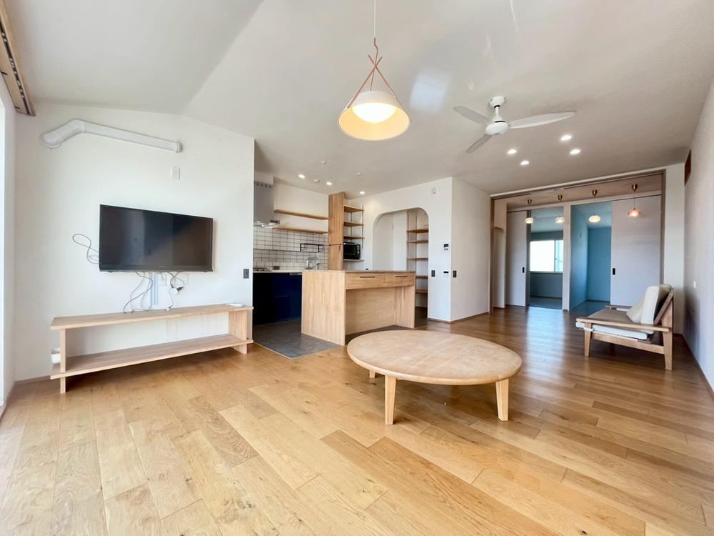 Stylish 3LDK Apartment with Abundant Storage - Photo 1