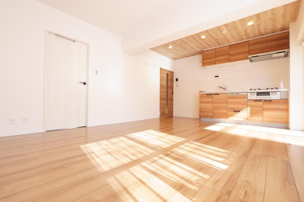 Fully Renovated 2LDK Apartment in Takeyama - Photo 1