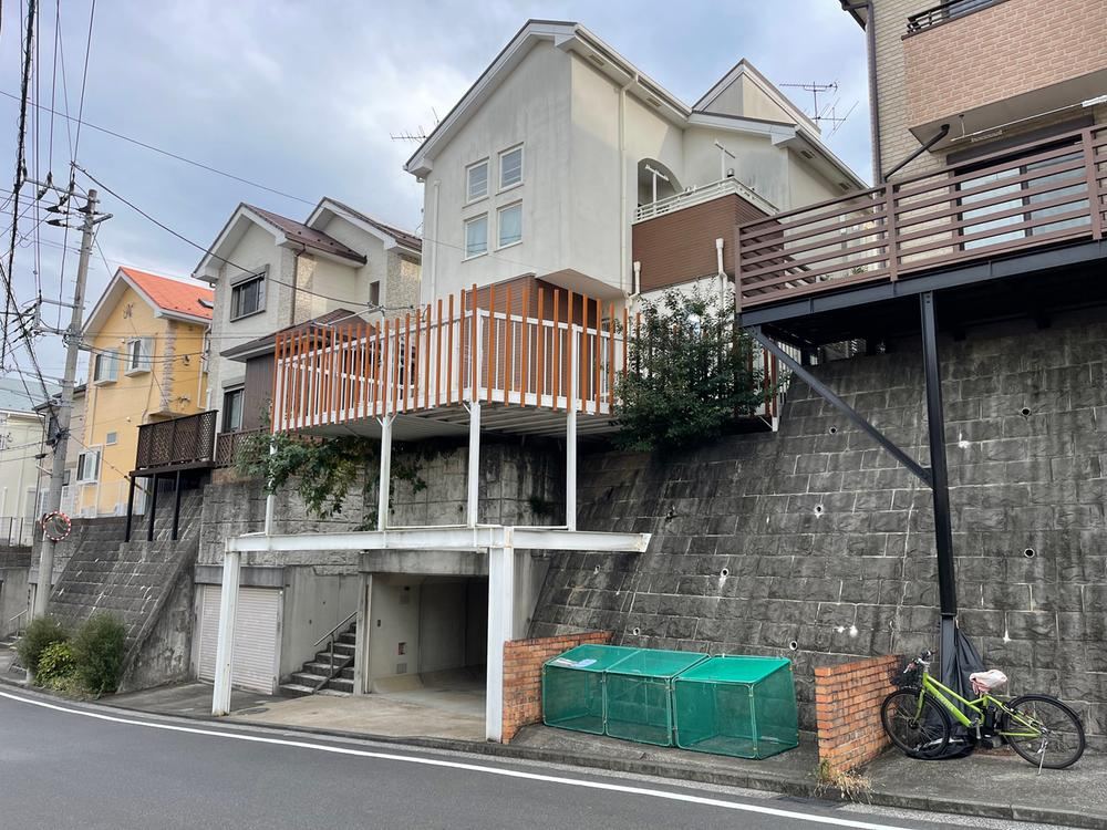 3LDK Home with Deck and Parking for Two - Photo 1