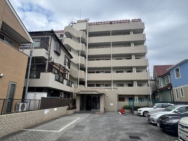 Fully Renovated 4LDK Corner Apartment - Photo 1