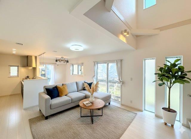 Modern 3LDK+S House with High Ceilings in Totsuka - Photo 1