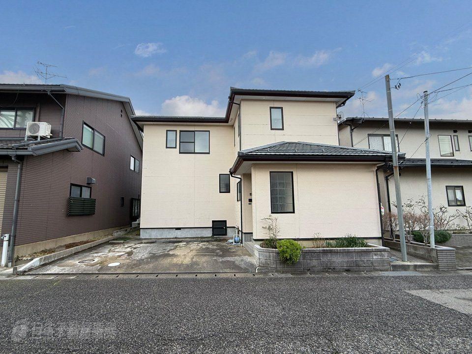 Barrier-Free 4LDK Home with Ample Storage - Photo 1