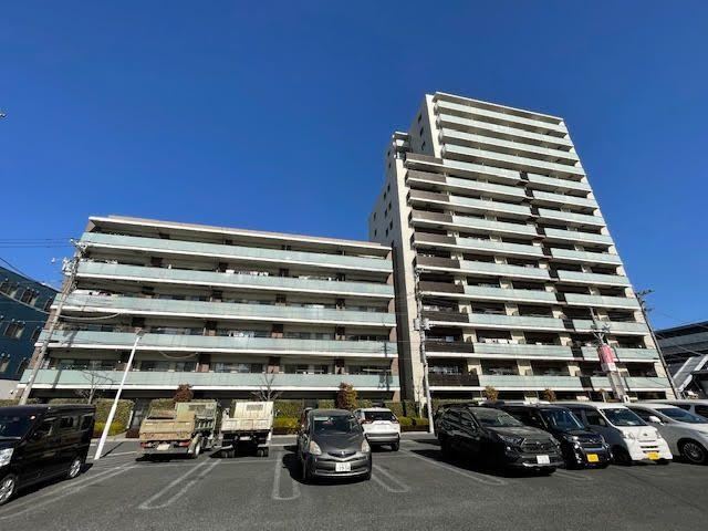 3LDK Apartment Just 1 Minute from Takano Station - Photo 1