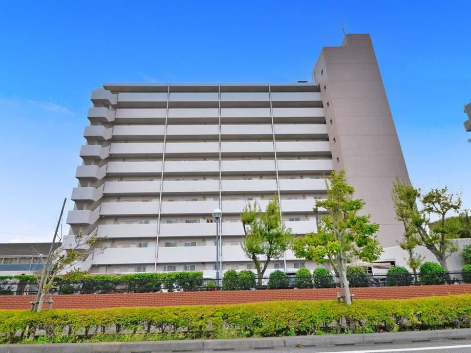 Bright 4LDK Apartment with Mountain Views - Photo 1