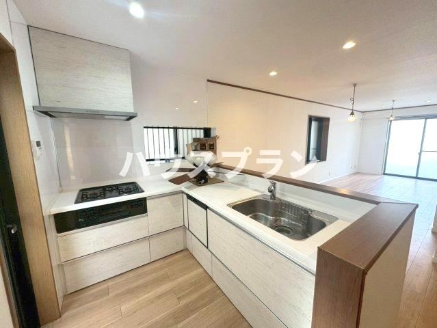 Spacious 5LDK House with Parking for 2 Cars in Neyagawa - Photo 1