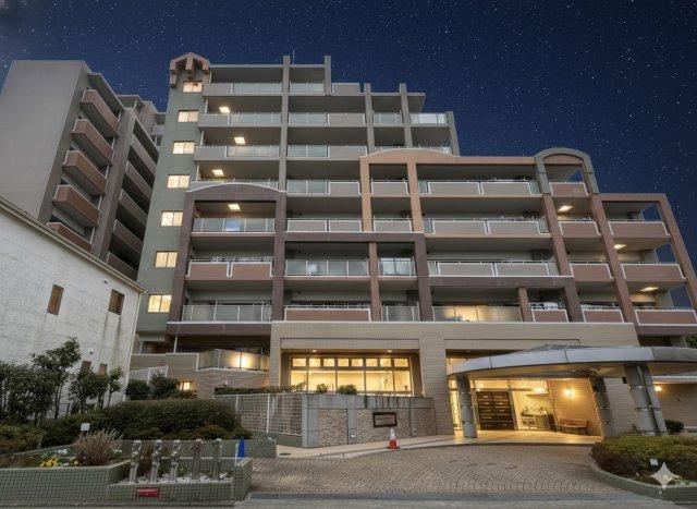 Stylish 3LDK+S Renovated Apartment Near Zengyo Station - Photo 1