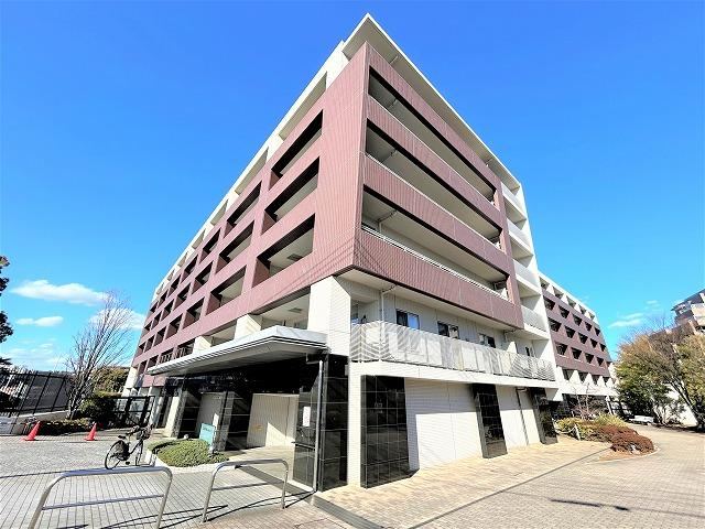 Spacious 4LDK Apartment in Nasecho, Totsuka - Photo 1