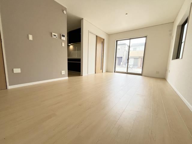Well-Designed 4LDK Home with Modern Amenities - Photo 1